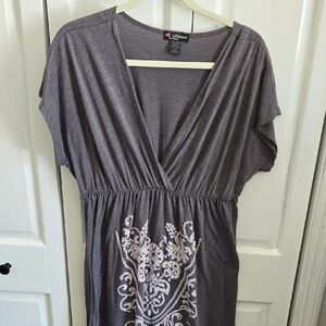 Chic Gray V-Neck Waist-Defined Dress with Light Gray Motif